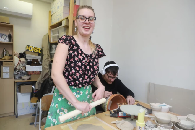 Estere Karavica un Jānis Nastevičs ar interesi darbojas keramikas darbnīcā, kur viena trauka tapšanā vajadzīga liela pacietība un prasme.