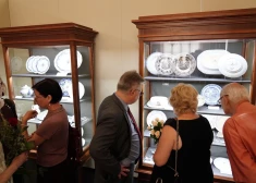 FOTO: Mākslas muzejā "Rīgas birža" atklāj angļu dekolētajam fajansam veltītu izstādi