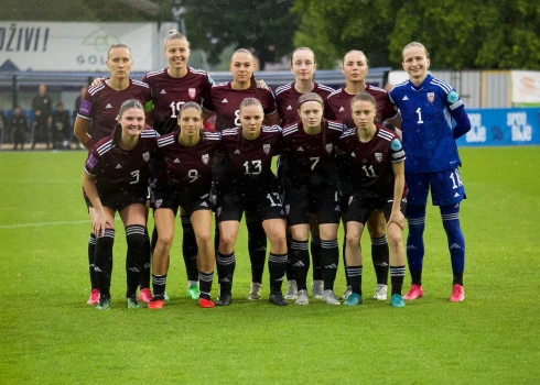 Saplīsa otrajā puslaikā... Latvijas futbolistes Eiropas čempionāta kvalifikācijas mačā cieš sakāvi Slovēnijā