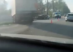 VIDEO: Salaspils pagastā frontālā sadursmē ar kravas auto dzīvību zaudē divi cilvēki