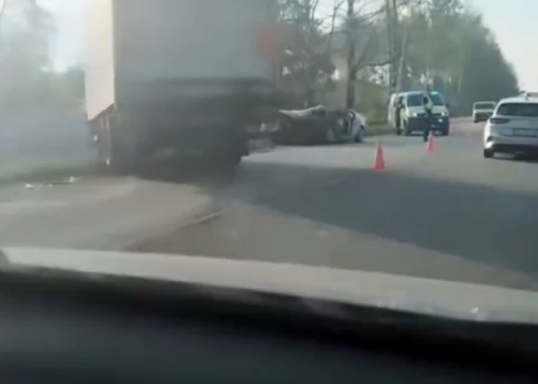 VIDEO: Salaspils pagastā frontālā sadursmē ar kravas auto dzīvību zaudē divi cilvēki