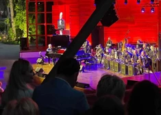 Dzintaru koncertzāles vasaras sezonas atklāšanā pie klavierēm sēžas Raimonds Pauls un dzied Busulis