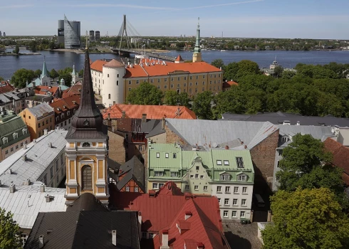 Reģionālie ģeopolitiskie riski vidējā termiņā turpinās ietekmēt Latvijas fiskālos rādītājus, ekonomikas izaugsmi un starptautisko konkurētspēju.