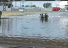VIDEO: pēc spēcīgām lietusgāzēm Rīgā apgrūtināta satiksme