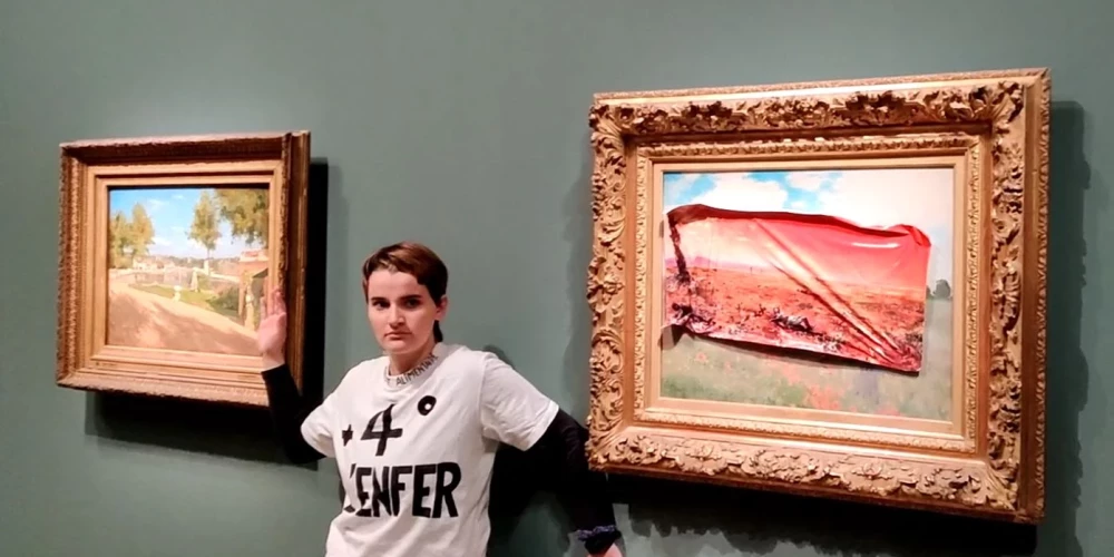 Klimata aktīviste Parīzē sabojā Monē gleznu