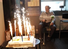 FOTO: ar atmiņu stāstiem, viesu sveicieniem, kūku un kliņģeri savus 90 nosvin filmu mākslinieks Gunārs Balodis