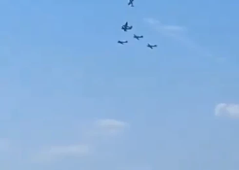 Lidmašīnu sadursme (ekrānuzņēmums no video)