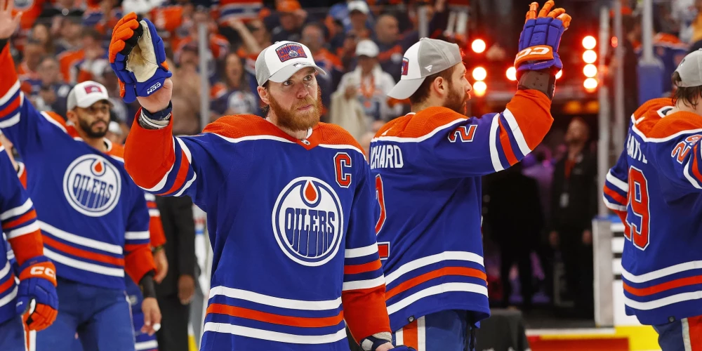 Edmonton "Oilers" ar komandas līderi Konoru Makdeividu priecājas par fināla sasniegšanu.