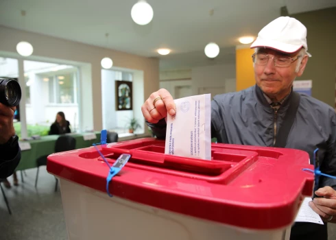 Latvijā sākusies iepriekšējā balsošana Eiropas Parlamenta vēlēšanās; pirmajā stundā 2033 vēlētāji
