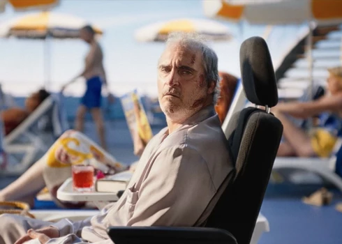 Šausmu un melnā humora meistara Ari Astera filmā "Visas Bo bailes" ("Beau Is Afraid") galvenajā lomā – izcilais aktieris Vakīns Fīnikss.