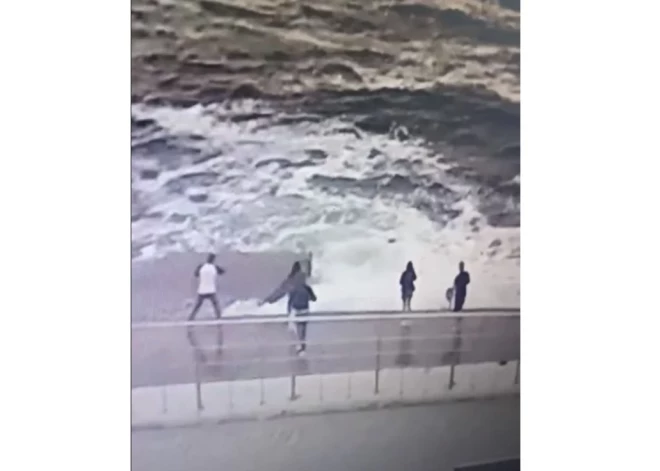 ВИДЕО: в Одессе делавшую селфи во время шторма девушку смыло в море - найти ее не могут