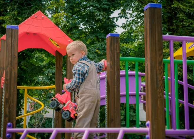 Aculieciniece pauž sašutumu par vecākiem, kuri spēļu laukumos ignorē savus bērnus 