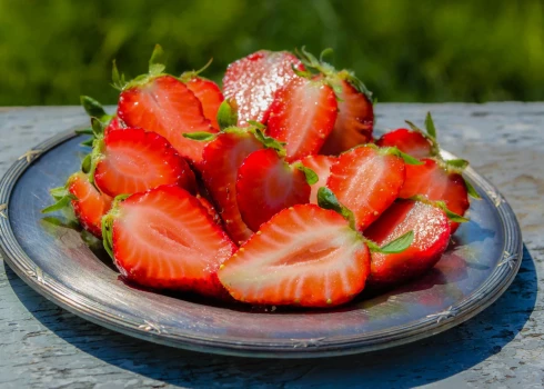 Сейчас самое время наслаждаться и полезной для здоровья, и вкусной клубникой, отдавая должное ее пищевой ценности и яркой красоте, которая радует глаз.