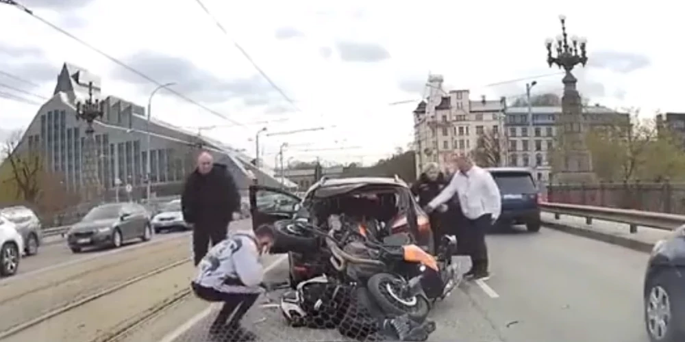 VIDEO: kā rīkoties, ja esi kļuvis par liecinieku motocikla avārijai? Skaidro eksperts