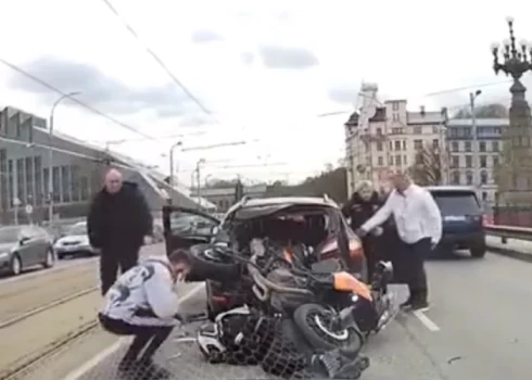 VIDEO: kā rīkoties, ja esi kļuvis par liecinieku motocikla avārijai? Skaidro eksperts