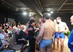 FOTO: puskailu vīriešu ielenkumā pasniegtas Teātra dienas Izcilības balvas 