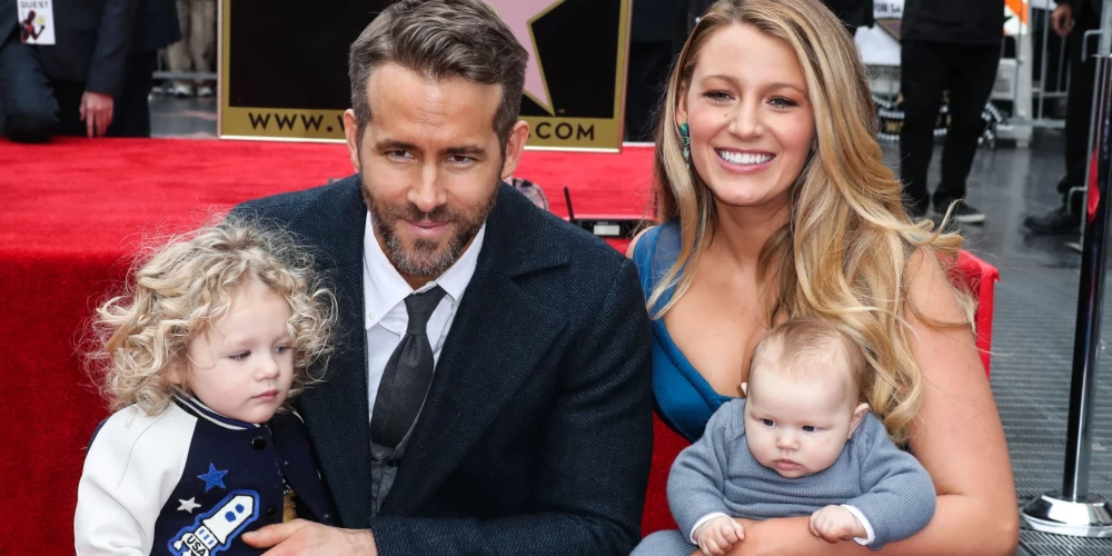 Raiens Reinoldss ar sievu Bleiku Laivliju un vecākajām meitām Džeimsu un Inesi 2016. gada decembrī.