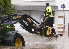 FOTO: Vācijas dienvidus turpina postīt baisie plūdi; pieaug upuru skaits