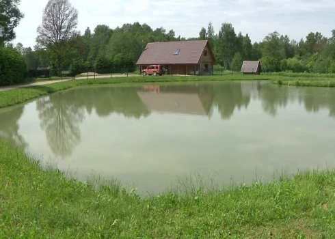 VIDEO: traģēdija Rēzeknes pusē - vīrietis no ūdenstilpnes izglābj bērnu, bet pats krastā neizkāpj