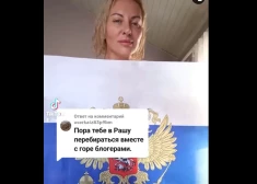 Bēdīgi slavenā "feldšere Marina" internetā vicina Krievijas karogu