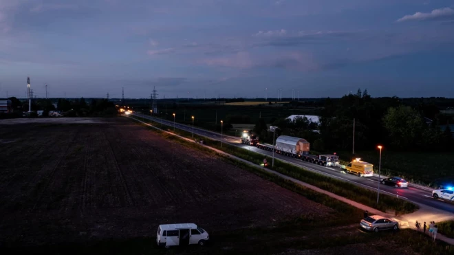 Sinhronais kompensators ceļā no Liepājas ostas uz Grobiņas pagastu.