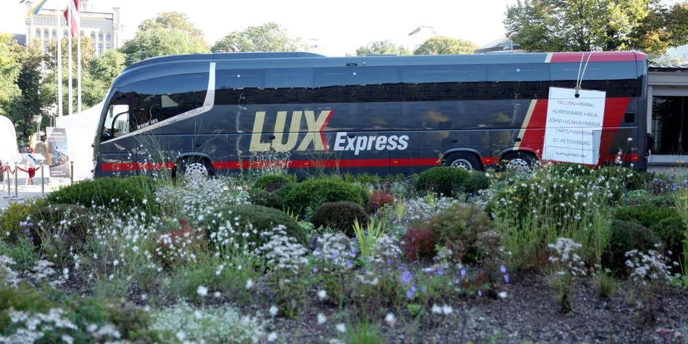 Starptautiskā pasažieru pārvadātāja "Lux Express" jaunais autobuss "Scania Irizar i6S Efficient" prezentācijas pasākuma laikā pie Latvijas Nacionālās operas un baleta ēkas.