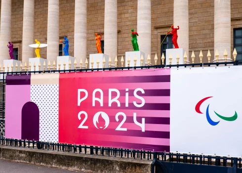 Krievija vēršas pret Parīzes olimpiskajām spēlēm ar video, kur izmantots Toma Krūza dziļviltojums