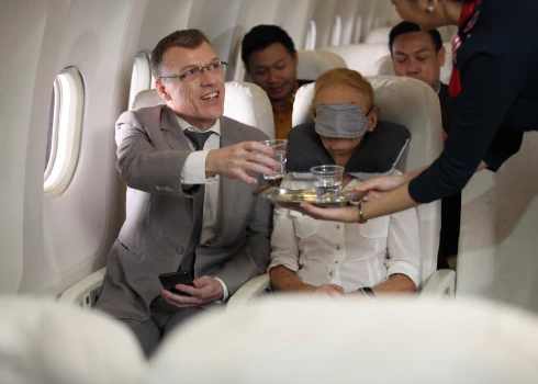 Почему употребление алкоголя в самолете может выйти вам боком