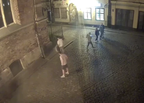 Videonovērošanas kamerās pieķer britu tūristus ar iepriekš norautu Ukrainas karogu rokās
