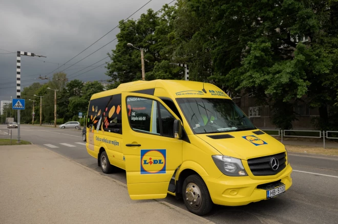 Ярко-желтый автобус рассчитан на 19 пассажиров, поэтому Lidl приглашает пользоваться этой услугой в первую очередь тех, кому особенно сложно добираться до магазина. 