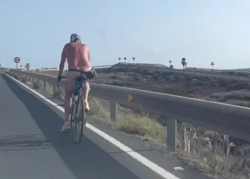 Pliks tūrists uz velosipēda nokaitina Kanāriju salu iedzīvotājus, kuri vēlas tūristiem parādīt durvis
