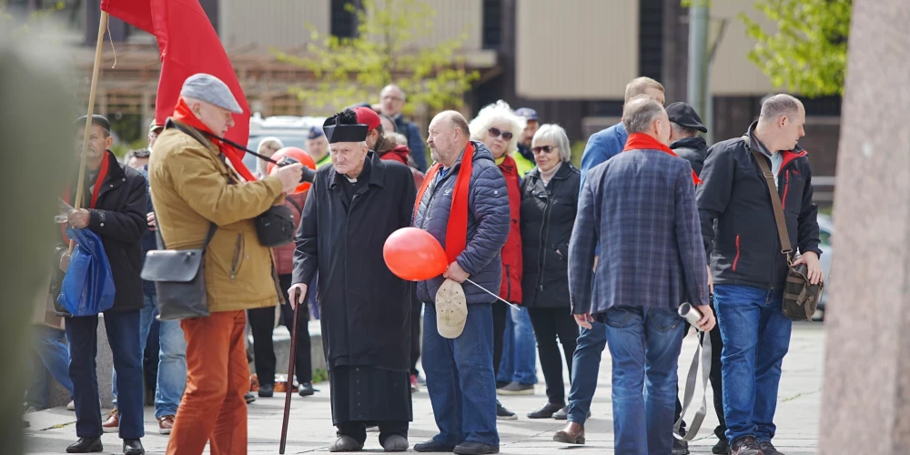 Pensionējies Ogres katoļu garīdznieks Konstantīns Bojārs pērnā gada 1. maijā dodas uz Latvijas Krievu savienības rīkoto mītiņu par godu Starptautiskajai darbaļaužu solidaritātes dienai Rīgā, Esplanādē pie Raiņa pieminekļa.