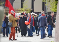 Pensionējies Ogres katoļu garīdznieks Konstantīns Bojārs pērnā gada 1. maijā dodas uz Latvijas Krievu savienības rīkoto mītiņu par godu Starptautiskajai darbaļaužu solidaritātes dienai Rīgā, Esplanādē pie Raiņa pieminekļa.