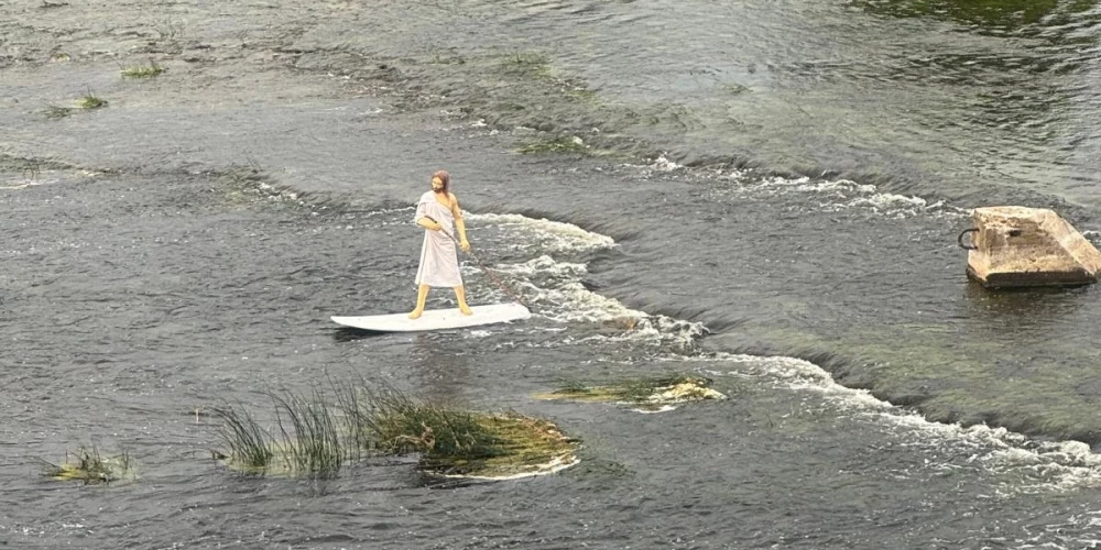 Skulptūra "Pa ūdens virsu". Mākslinieks Rihards Ābeltiņš, bet īstenojis Gints Rudzītis. 