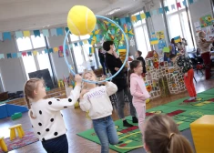 IZM: Ukrainas bēgļu bērniem būs jāapmeklē Latvijas skolas klātienē