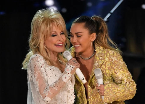 Amerikāņu popzvaigzne Mailija Sairusa ar savu krustmāti leģendāro kantri dziedātāju Dolliju Pārtoni.