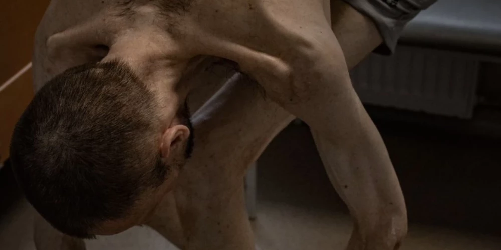 Fotogrāfiju ar izkāmējušo Romānu 4. jūnijā publicēja Ukrainas projekts "Gribu dzīvot”.