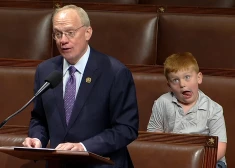 VIDEO: Republikāņu pārstāvja sešgadīgais dēls izklaidēja Ameriku ar savu komisko uzvedību ASV Pārstāvju palātā