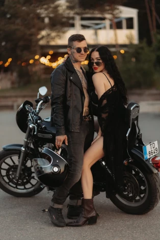 Miks Dukurs tikai pirms gada ieguva motocikla vadītāja apliecību un iegādājās "Harley-Davidson" spēkratu, ar kuru tagad vizina savu mīļoto draudzeni Endiju Kalniņu.