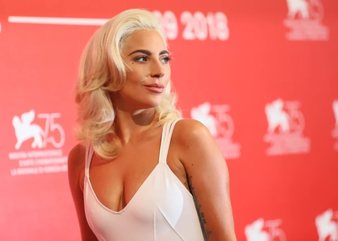 Lady Gaga noliedz baumas par grūtniecību, izmantojot Teiloras Sviftas dziesmas rindas
