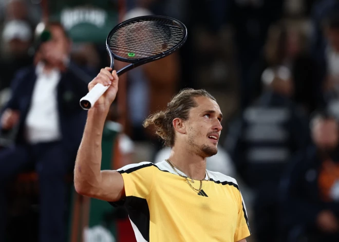 Zverevs ceturto gadu pēc kārtas "Roland Garros" pusfinālā; Andrejeva kļūst par jaunāko pusfinālisti kopš HIngisas