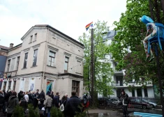 ''Praida nama" atklāšanas pasākumā Kaņepes Kultūras centrā tiek pacelts varavīksnes karogs. 2015. gads.
