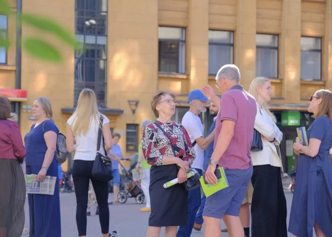 Vakardien, "Jaunās Vienotības" priekšvēlēšanu aģitācijas teltī Rīgas centrā partijas biedriem pievienojās arī bijušais ārlietu ministrs Krišjānis Kariņš un Ministru prezidente Evika Siliņa.
