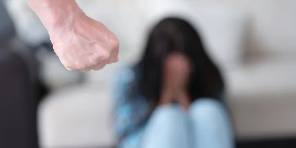 Насилие в семье, причиняющее не только физические, но и психологические страдания, является важной проблемой. 