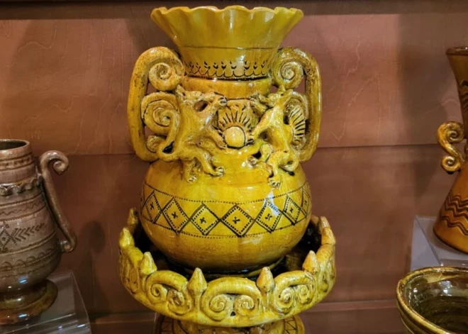 Rēzeknē restaurēta unikāla 100 gadus sena māla vāze