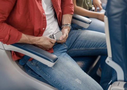 Ko darīt, ja lidojuma laikā sastopaties ar turbulenci?