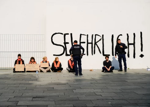 Vācijas klimata aktīvistu organizācijas "Letzte Generation" (Pēdējā paaudze) biedri ceturtdien Berlīnē apķēpājuši kanclera Olafa Šolca biroju, uz ēkas sienas uzkrāsojot vārdus "Esi godīgs".