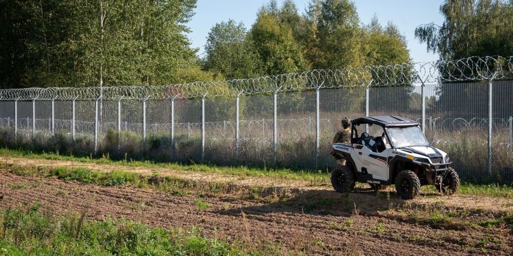В прошлом году завершено строительство забора на сухопутных участках протяженностью 112 км, а в этом году ведется строительство забора вдоль общественных вод и строительство необходимой инфраструктуры на всей протяженности границы 173 км.