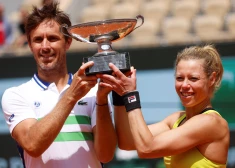 Francūzis Eduārs Rožē-Vaselēns un vāciete Laura Zīgemunda ar tikko izcīnīto trofeju.