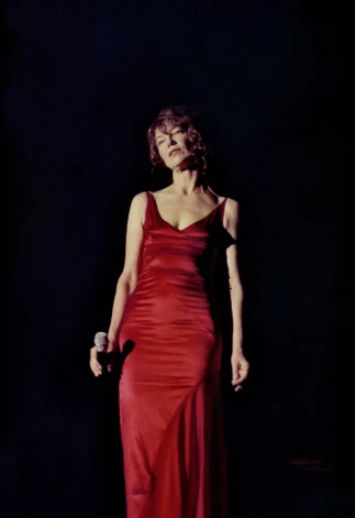 Džeina Birkina uz Odeon teātra skatuves, izpildot Serža Geinsbūra dziesmu adaptācijas, Parīze, 2002. gads.